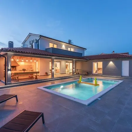 Holiday home Franco Svetvincenat